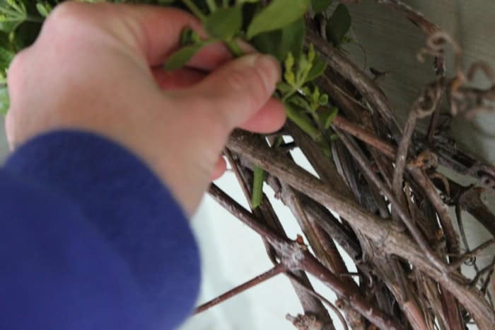 how to make a grapevine and mistletoe wreath