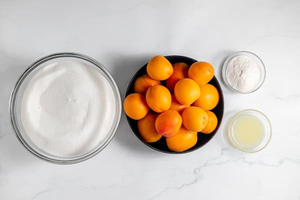ingredients for making apricot jam