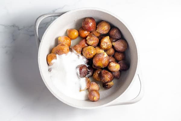 figs in saucepan with sugar