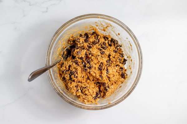 peanut butter and chocolate chip granola bars